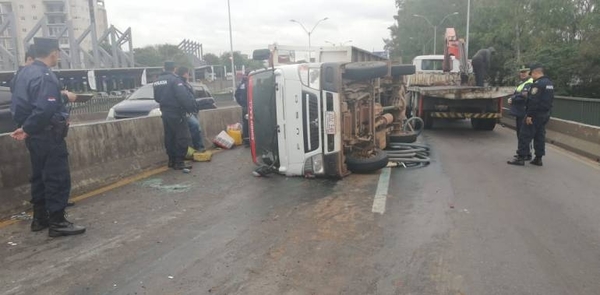 HOY / Camión vuelca y daña tres vehículos sobre viaducto