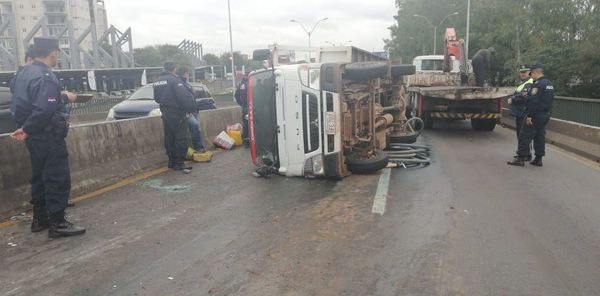 Móvil de ESSAP volcó en viaducto de Madame Lynch y Santa Teresa