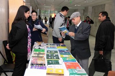 Feria de libros en el Palacio de Justicia de Asunción