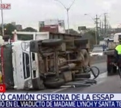 Camión de Essap protagoniza accidente en viaducto - Paraguay.com