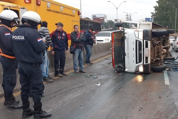 Camión cisterna causa cuádruple choque sobre viaducto de Santa Teresa