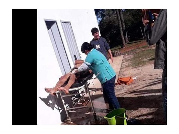 Bañan con agua fría a paciente en el patio de un hospital