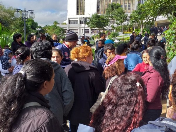 Bañadenses se manifiestan frente a la Municipalidad de Asunción