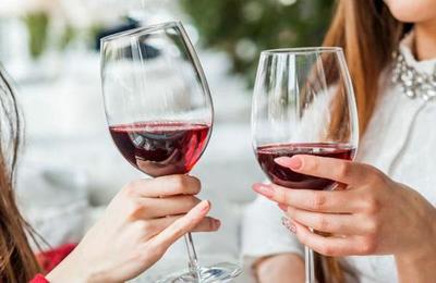 Concurso te premia con 10.000 dólares y te lleva a viajar por Francia para que bebas todo el vino que quieras - C9N