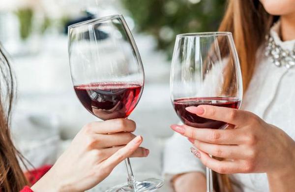 Concurso te premia con 10.000 dólares y te lleva a viajar por Francia para que bebas todo el vino que quieras - C9N
