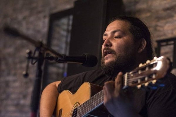 Néstor Amarilla, músico paraguayo que arrasa con canciones famosas en guaraní » Ñanduti