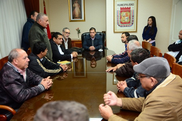 Taxistas de CDE piden agilización de emisión de habilitaciones al intendente