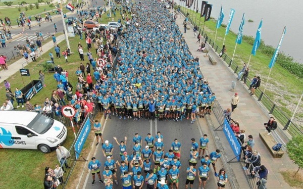 Miles de deportistas participan de corrida solidaria