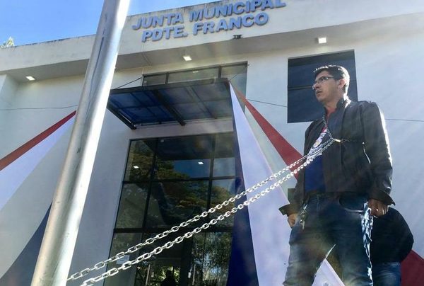 Hombre se encadena frente a la Junta de Franco
