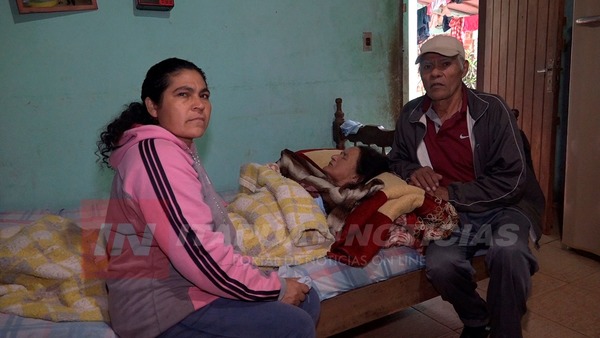 ABUELA ENFERMA Y SU PAREJA SIGUEN ESPERANDO SU PENSIÓN DE TERCERA EDAD.