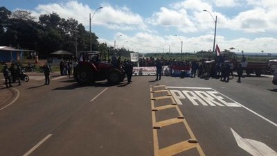 Mandioqueros cierran ruta en San Pedro - Nacionales - ABC Color