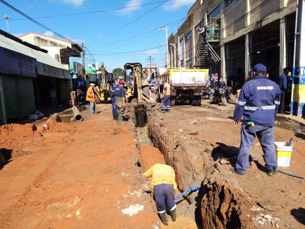 Notifican a comercios que arrojan basuras en colectores cloacales en Luque