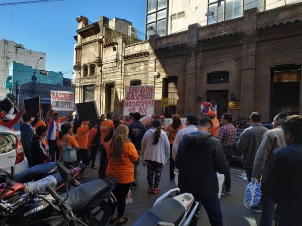 Funcionarios del JEM agreden a escrachadores - Nacionales - ABC Color