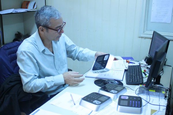 CDE: donan relojes biométricos a comuna para poner fin a planilleros