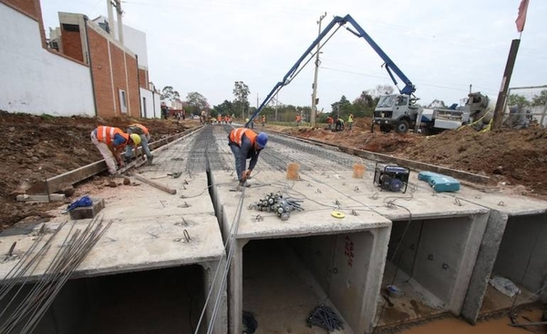 HOY / Claves para desarrollo: obras, recaudar más, cortar lo inútil e invertir en salud y educación