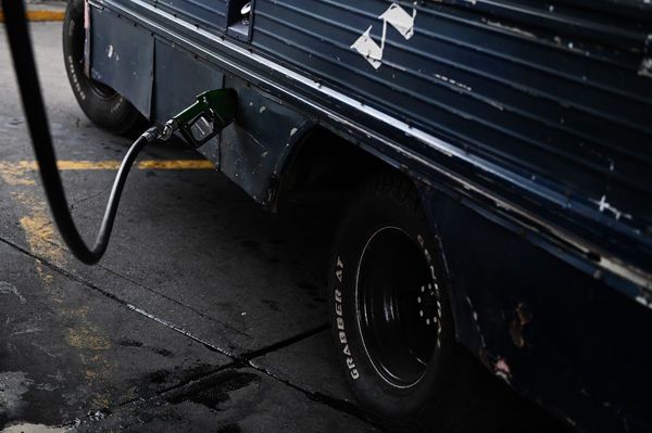 Venezuela raciona la venta de la gasolina