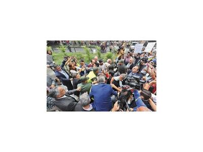 Periodistas  ingresan al Parlamento  por la fuerza en Venezuela