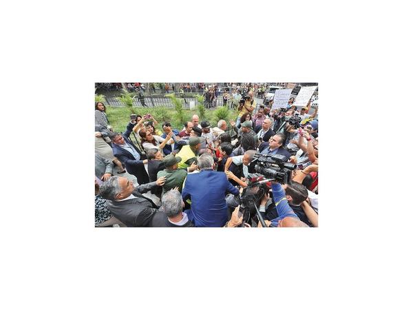 Periodistas ingresan al Parlamento por la fuerza en Venezuela