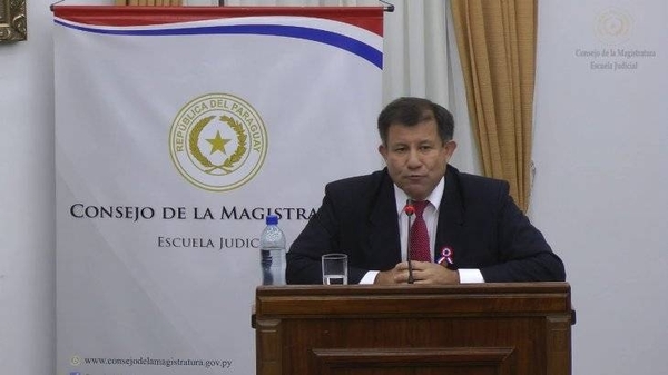 HOY / Desaforan, enjuician y suspenden a fiscal acusado de acoso sexual