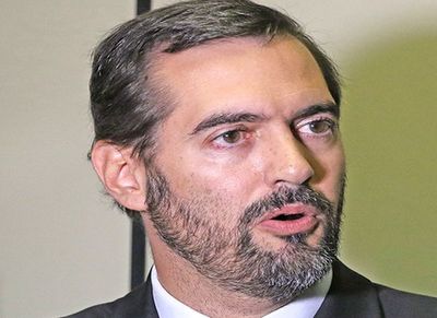 Puja por obra de US$ 61 millones estalla en cambio de director jurídico