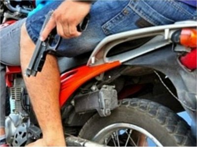 Motochorros atacan a dos jóvenes que estaban en la vereda