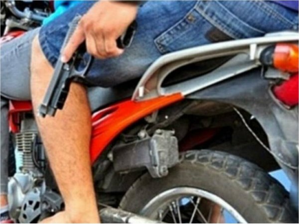 Motochorros atacan a dos jóvenes que estaban en la vereda