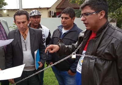Encadenado por inacción de autoridades ante despojo de terreno municipal para vertedero