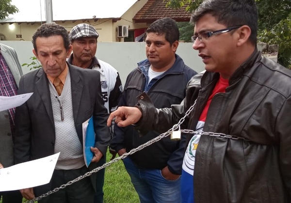 Encadenado por inacción de autoridades ante despojo de terreno municipal para vertedero