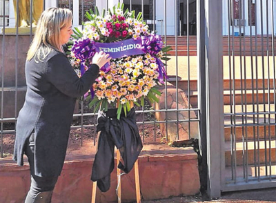 Mujer pide justicia con  una corona de flores | Diario Vanguardia 07