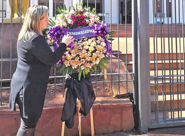 Mujer pide justicia con una corona de flores | Diario Vanguardia 07