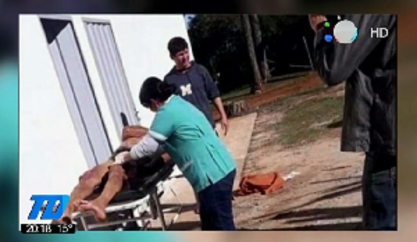 Médicos bañan a la intemperie a paciente en hospital de Caaguazú