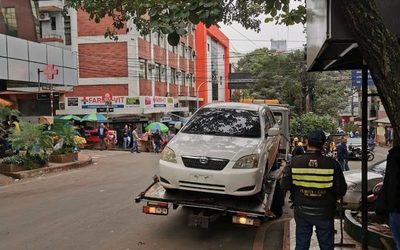 Hoy inician control a vehículos mal estacionados