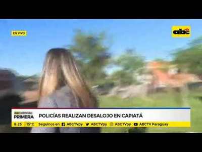 Policias realizan desalojo en Capiatá - Tv - ABC Color