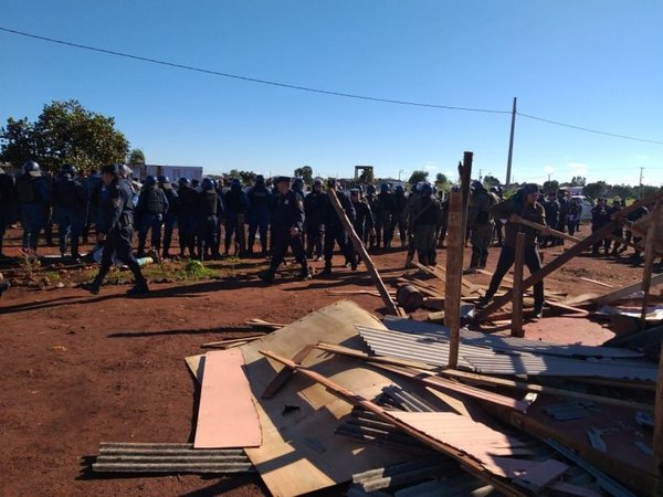 Incidentes durante desalojo en Pedro Juan - Nacionales - ABC Color