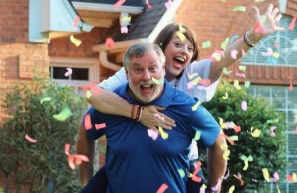 Su hija dejó por fin la casa y la celebración de estos padres se volvió viral - C9N