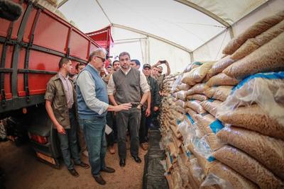 Presidente destaca trabajo conjunto y anuncia asistencia para productores de Ñeembucú | .::Agencia IP::.