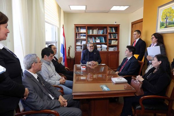 Ministro Fretes con miembros de la ARP y Senacsa