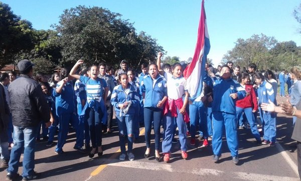 Santaní: alumnos de colegio cierran ruta y exigen rubros - 730am - ABC Color