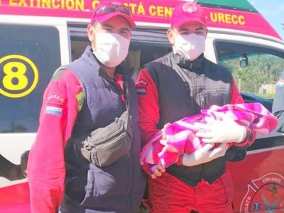 Bomberos asisten parto de emergencia en precaria vivienda
