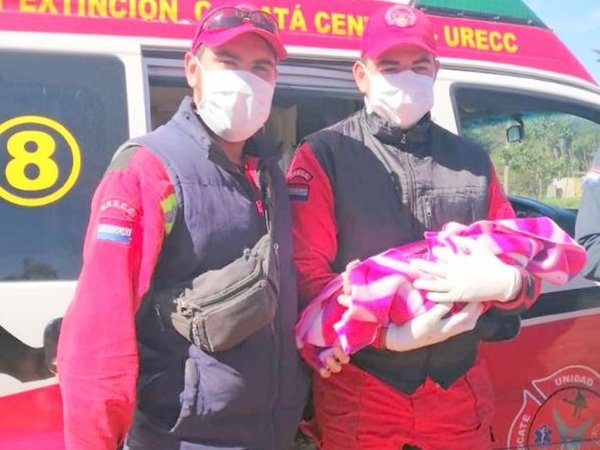 Bomberos asisten parto de emergencia en precaria vivienda