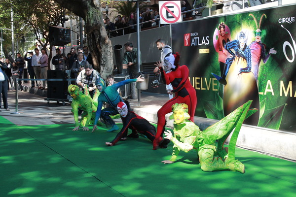 Artistas del Cirque Du Soleil sorprenden y cautivan en las inmediaciones del Atlas Center