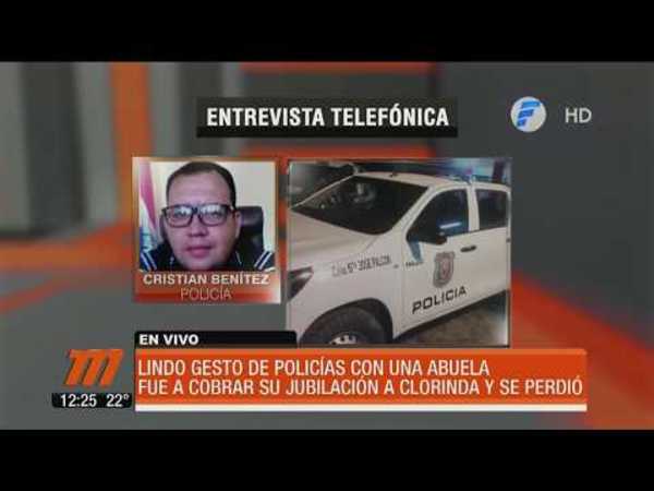 Lindo gesto de policías con una abuela