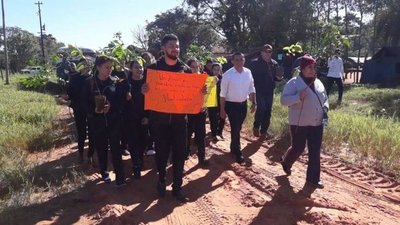 Planta árboles y debaten sobre daño ambiental en Lima - Nacionales - ABC Color