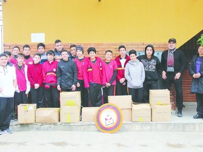 Rogelio Delgado y sus pupilos entregaron víveres a los chaqueños