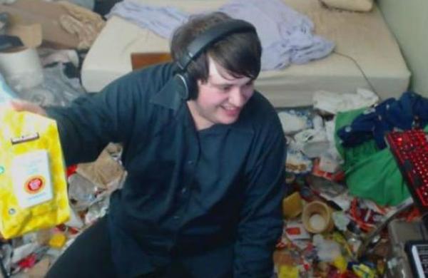 Gamer muestra su habitación llena de basura y reconoce que no la limpia desde 2005 - C9N