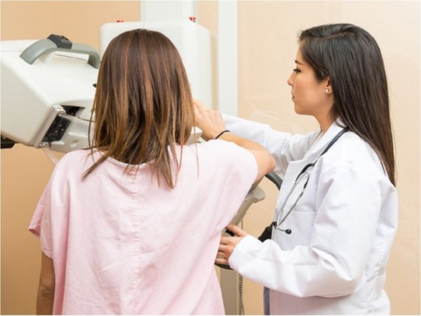 Combinación de terapias prolonga la vida de mujeres con cáncer