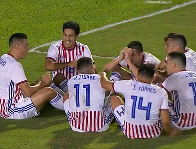 Óscar Tacuara Cardozo puso el 1-0 de Paraguay sobre Honduras