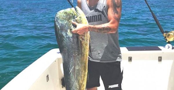 William Candia pescando en el Caribe nomás