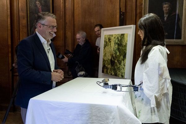 Oxford presenta a la primera robot artista de nuestra época