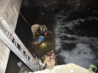 Rescatan a una mujer que cayó en el arroyo Mburicaó